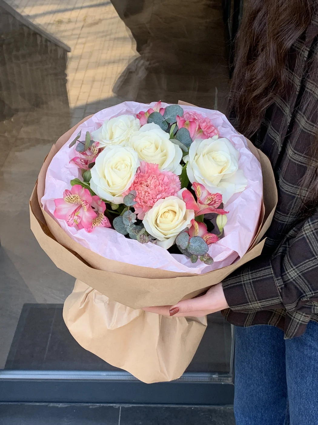 Avalance rose qızılgülü, qərənfil və alstromeriya