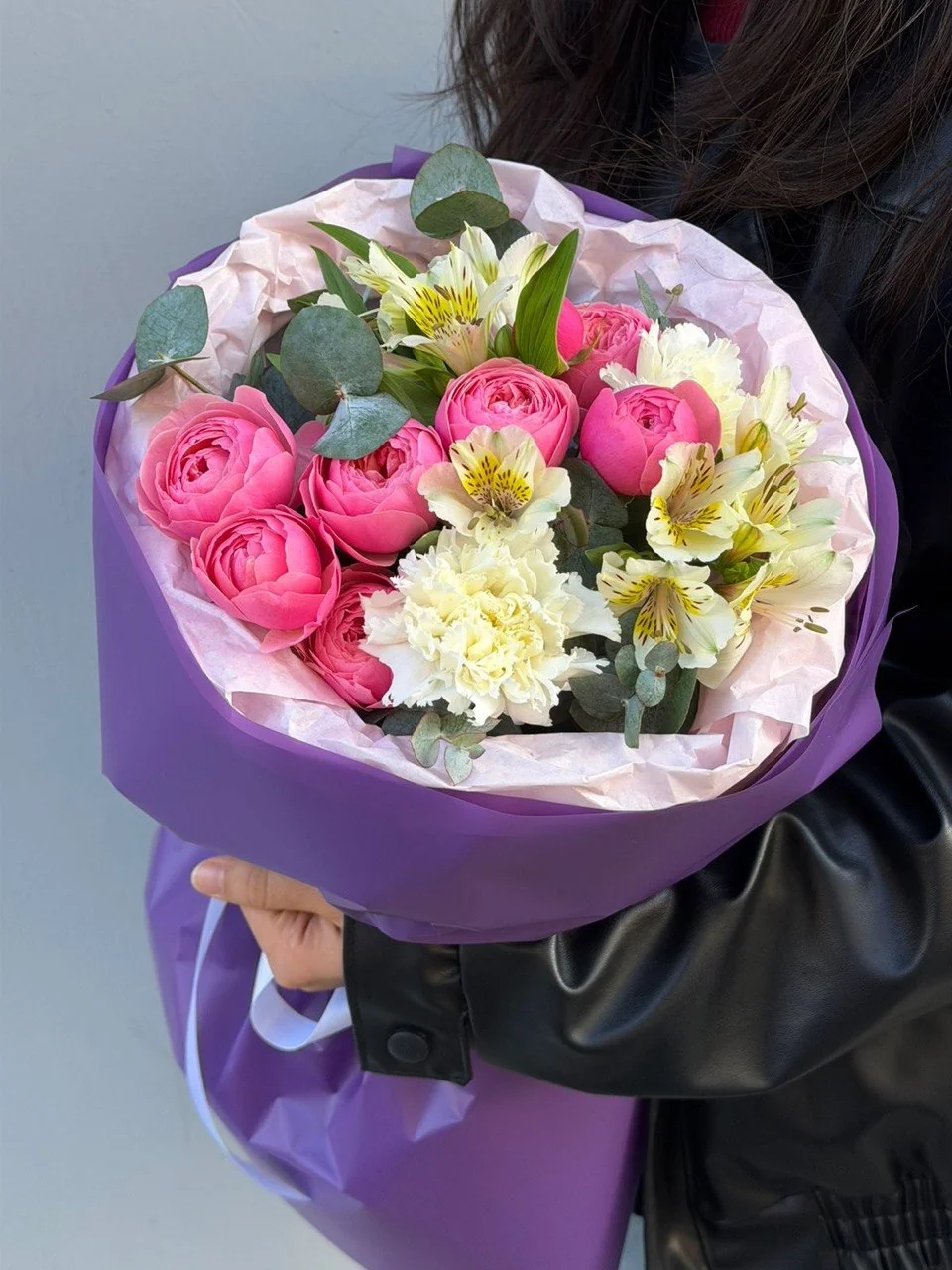 Bağ Pink Silva qızılgülü, alstromeriya və qərənfil