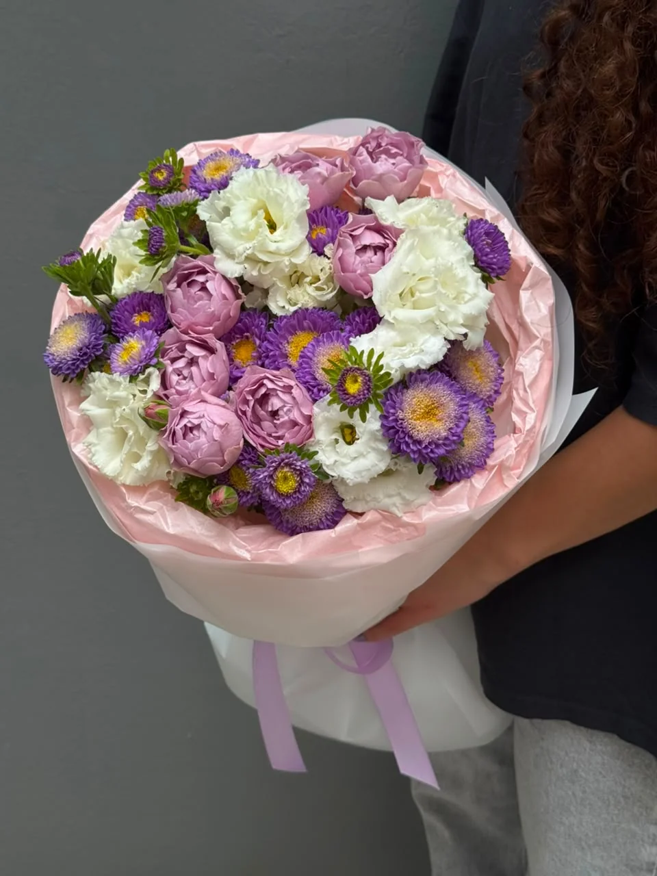 Bağ Lavender Bubbles qızılgülü, astra və evstoma