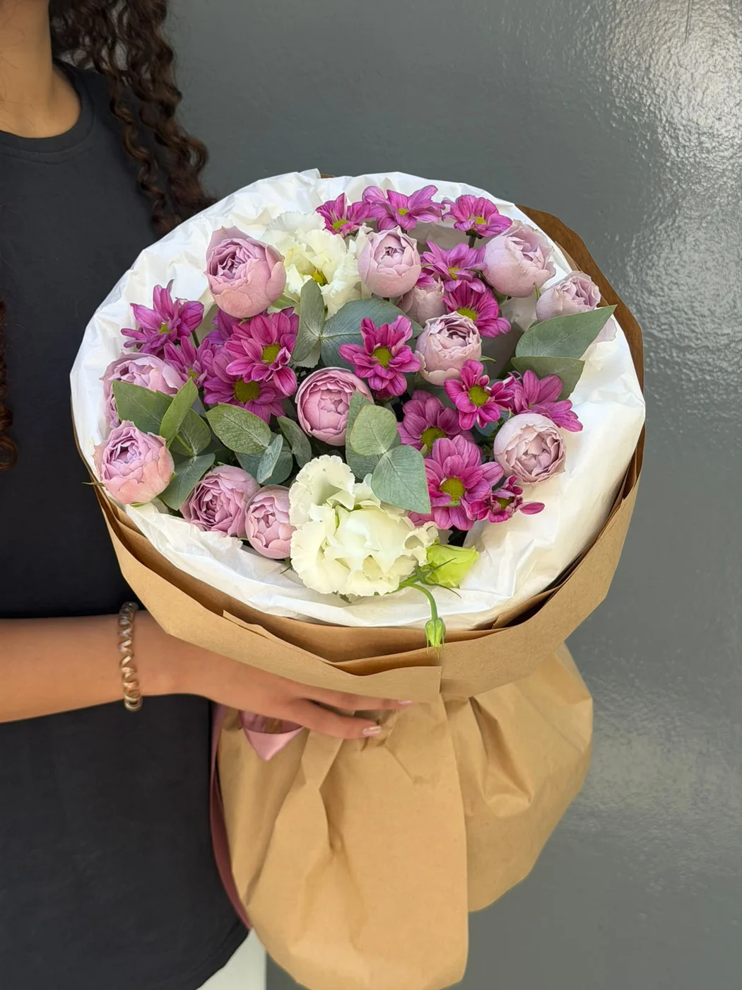 Bağ Lavender Bubbles qızılgülü, bənövşəyi bağ xrizantem və evstoma