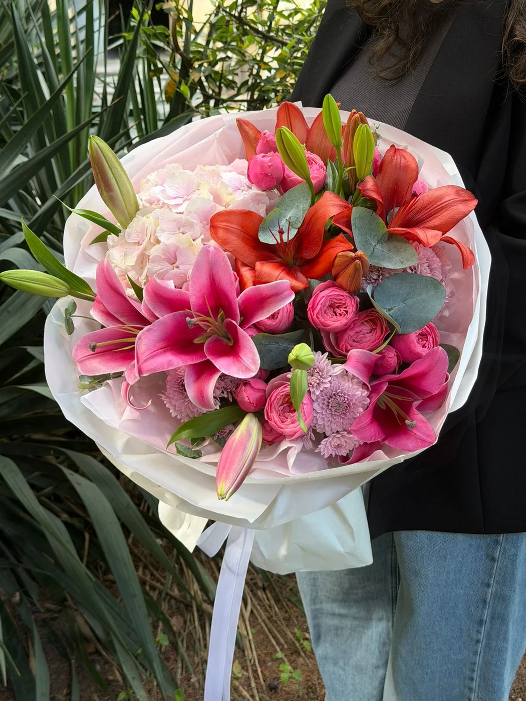 Bağ Pink Silva qızılgülü, zanbaq və xrizantem