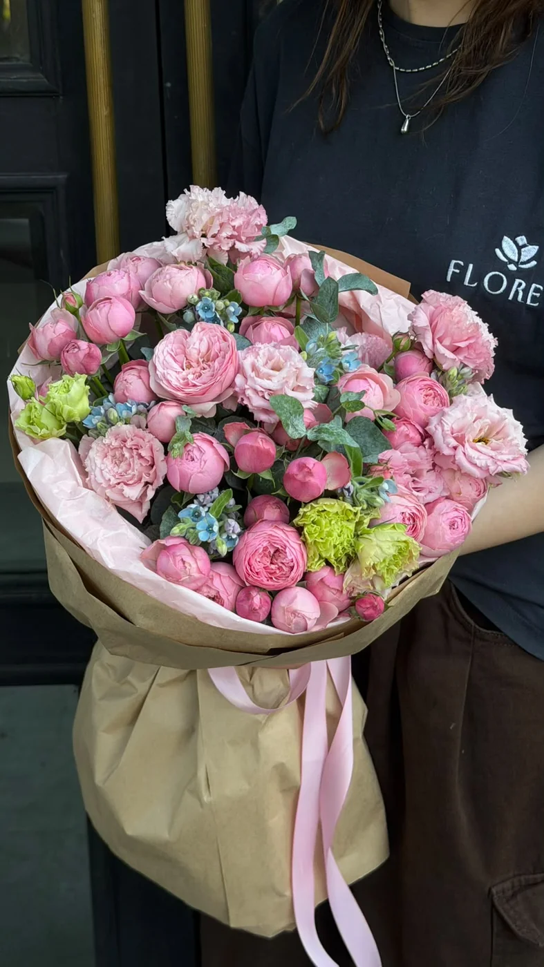 Bağ Pink Silva qızılgülü, çəhrayı evstoma və oksipetalum