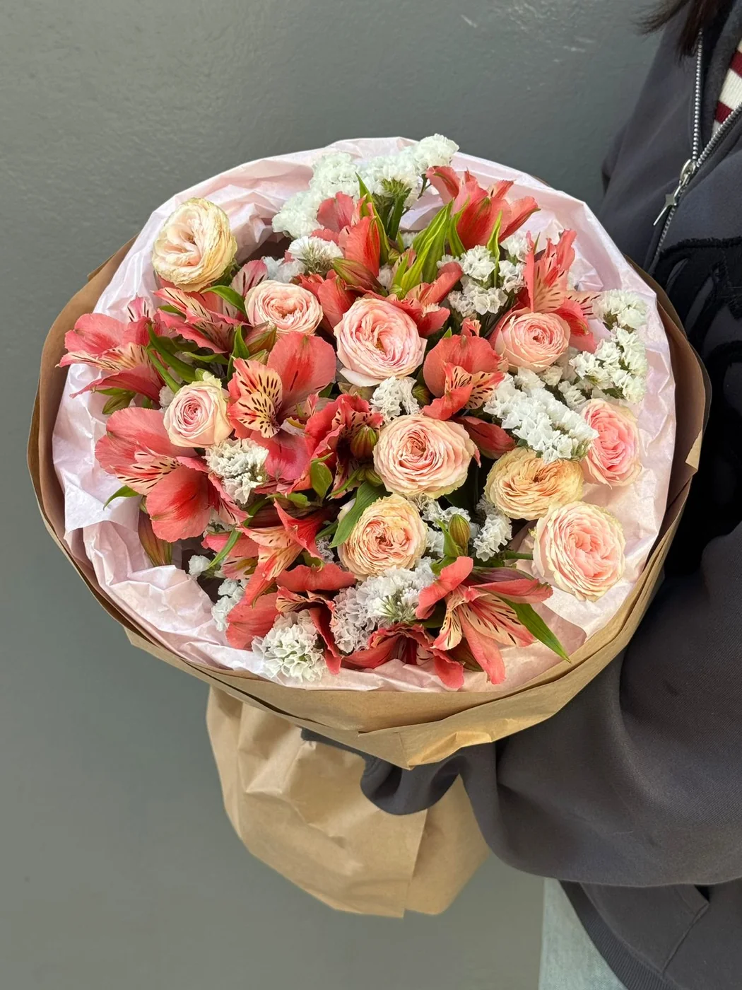 Bağ Sweet Giselle qızılgülü və alstromeriya