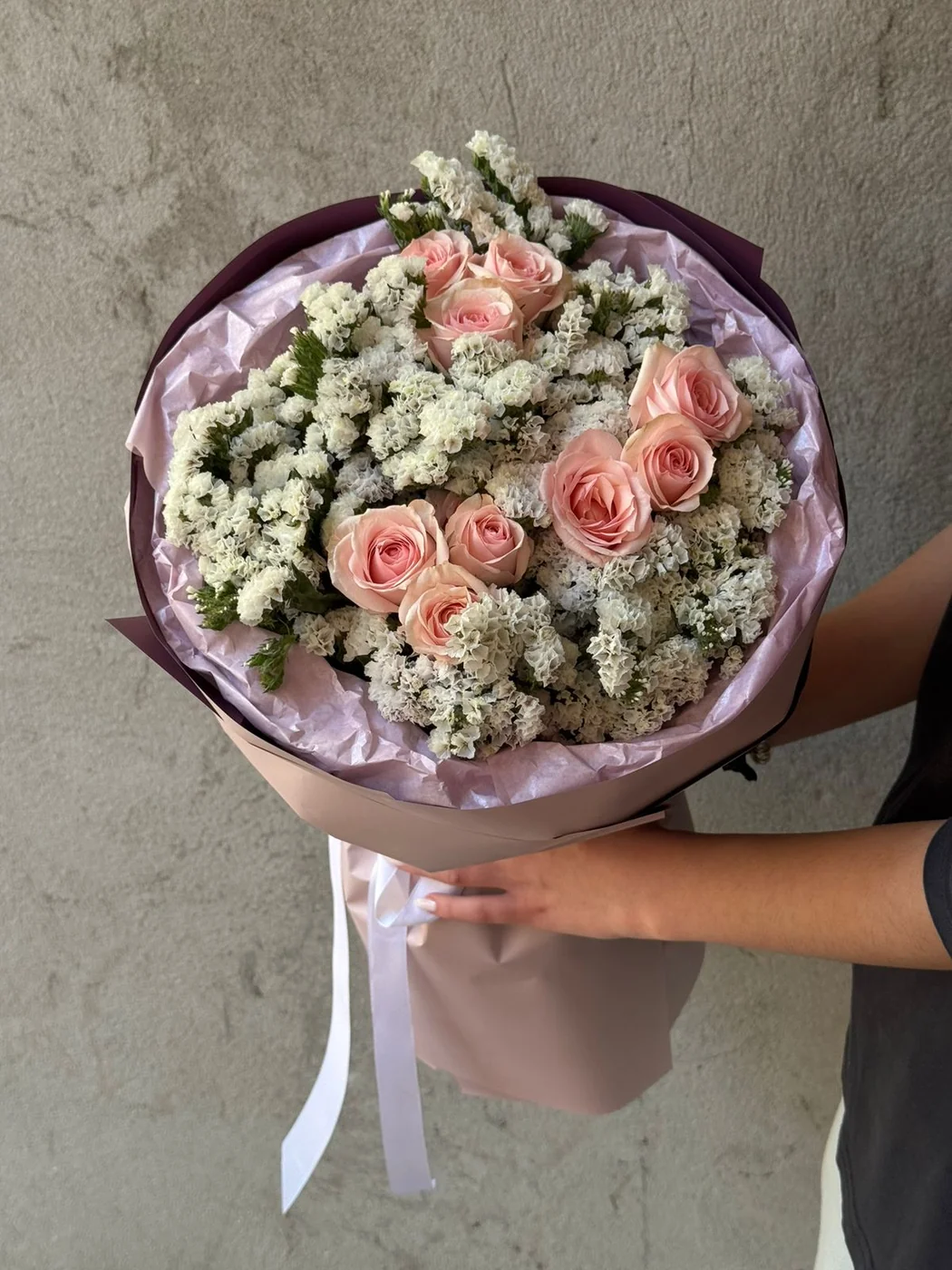Bağ Star Blush qızılgülü və statisa