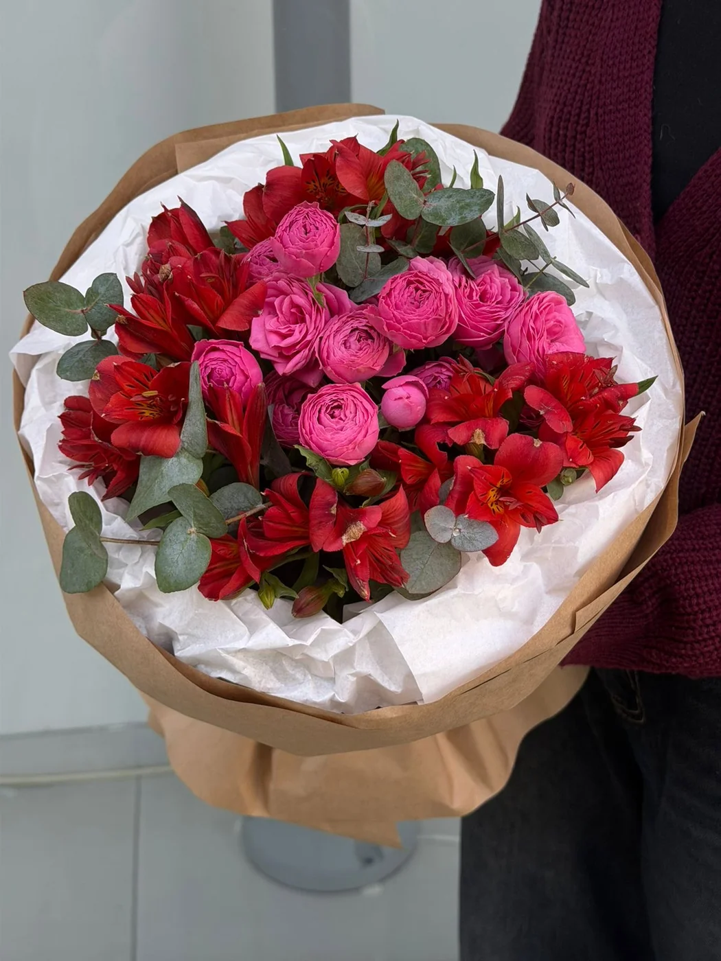 Bağ Giselle pink qızılgülü və alstromeriya