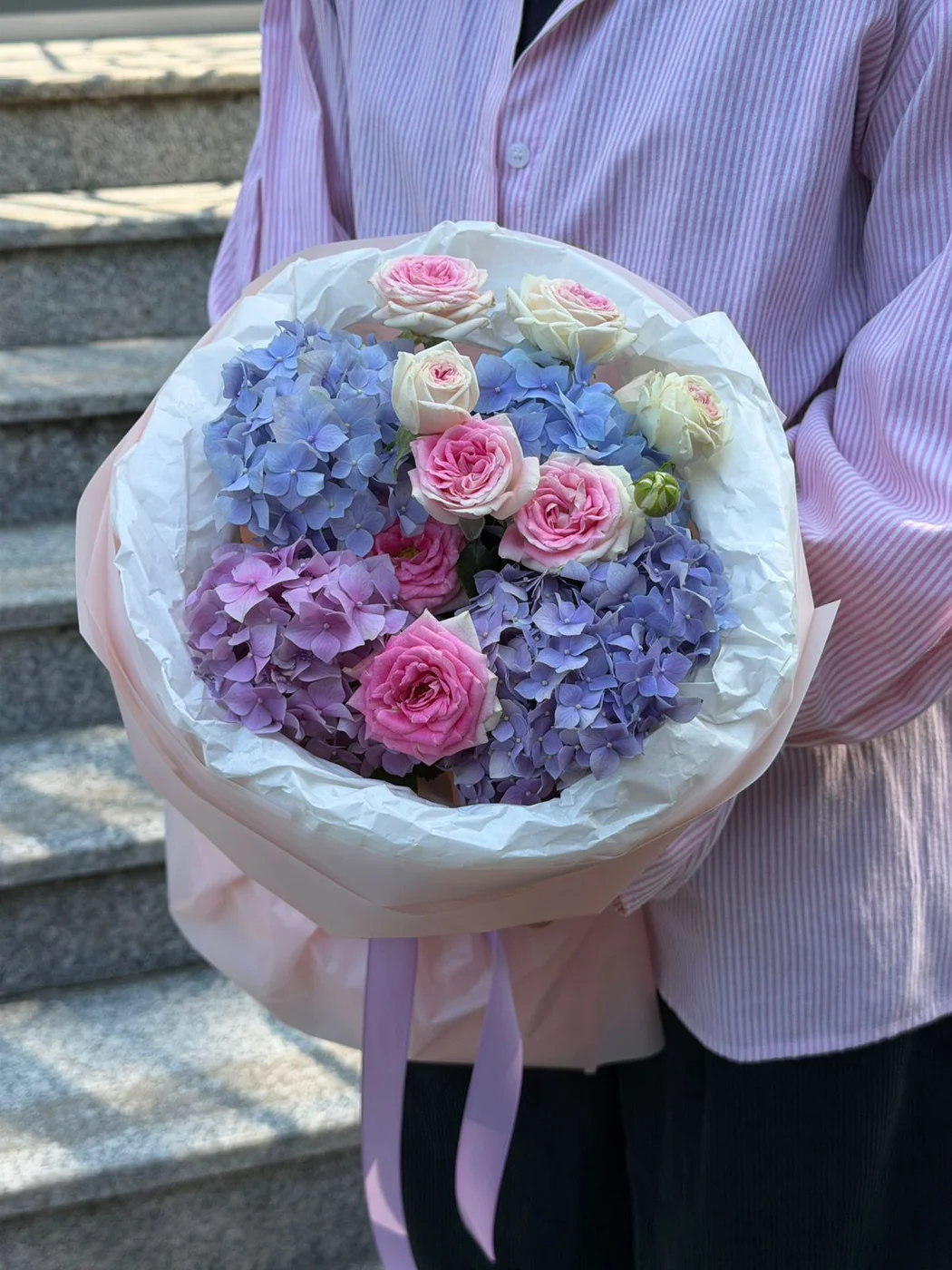 Gelato Spray qızılgülü və Gabala hortenziya