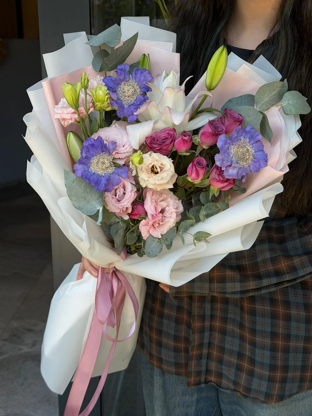 Pink Eustoma, Oriental Light, Royal Blush, Scabiosa və evkalipt