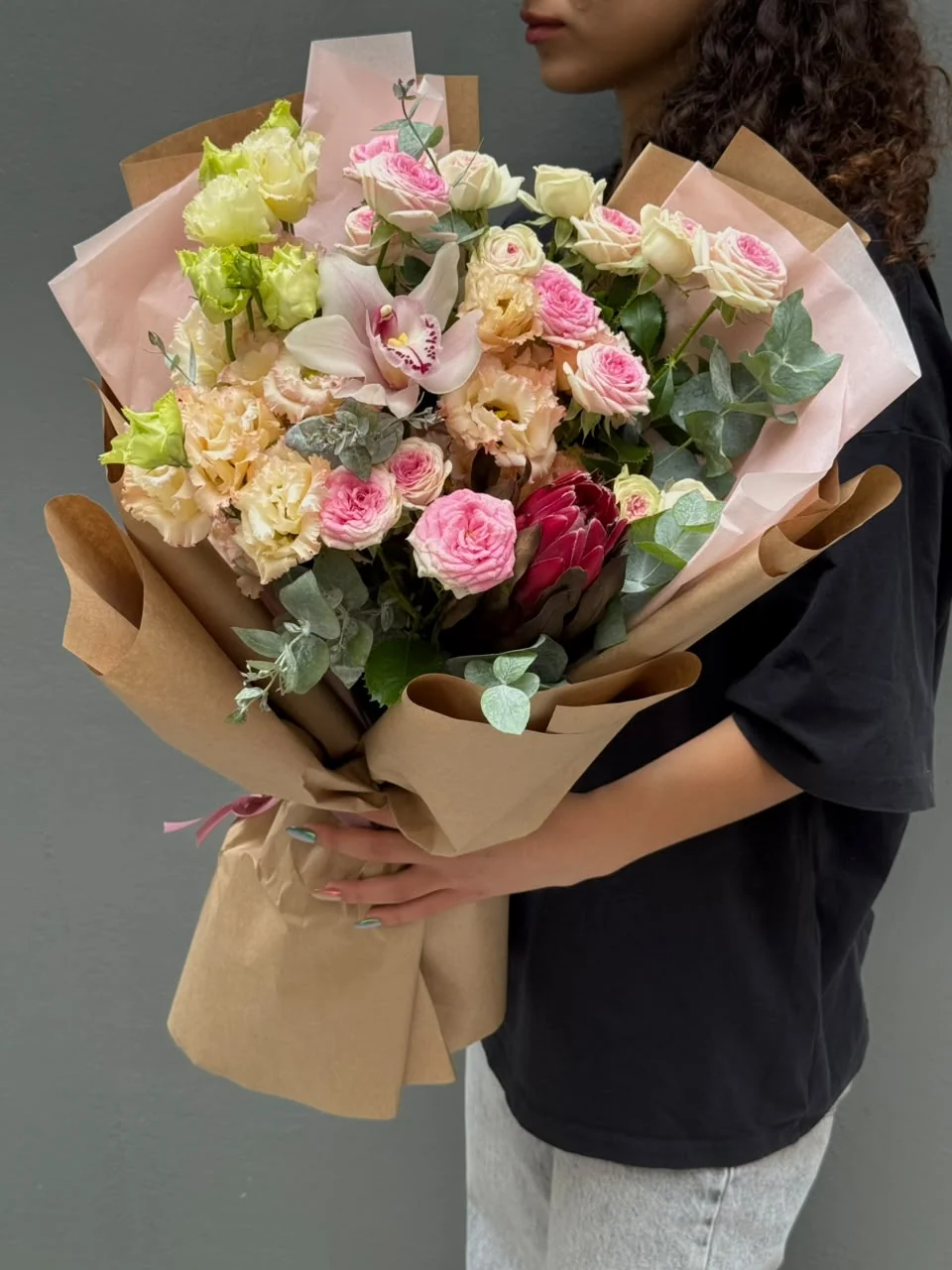 Brenda proteya, bağ Gelato qızılgülü, çəhrayı Cymbidium orxideya və şaftalı evstoma