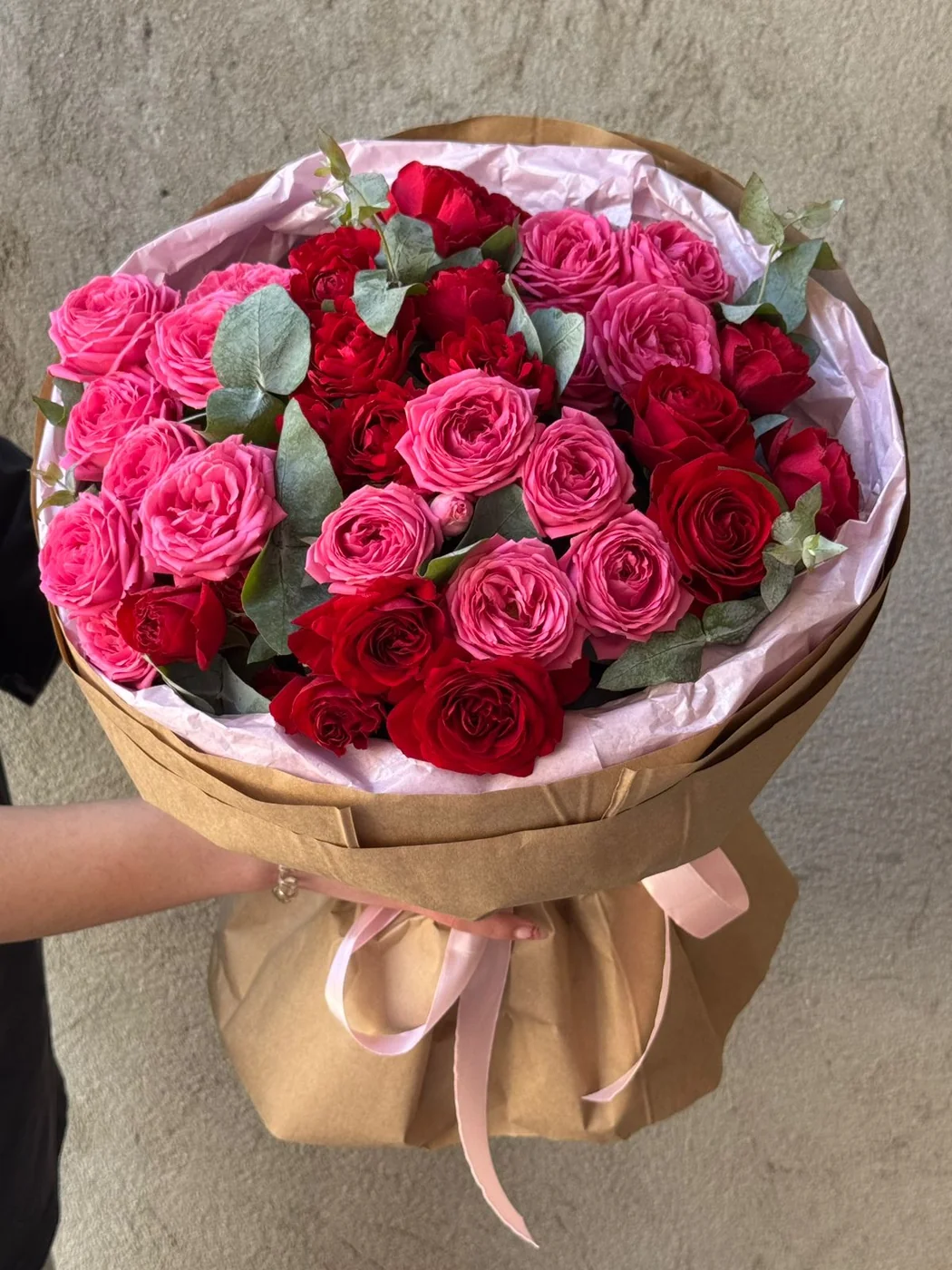 Giselle Pink qızılgülü, Red Bubbles və evkalipt