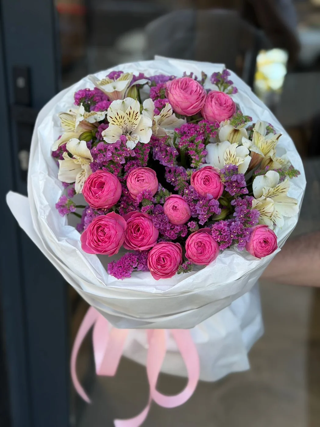 Bağ Giselle qızılgülü və alstromeriya