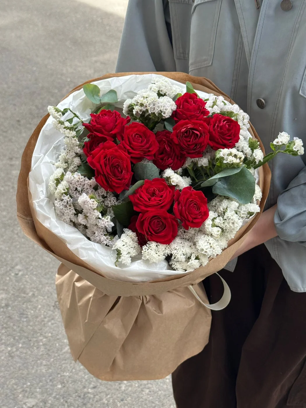 Bağ Red Bubbles qızılgülü və ağ statisa
