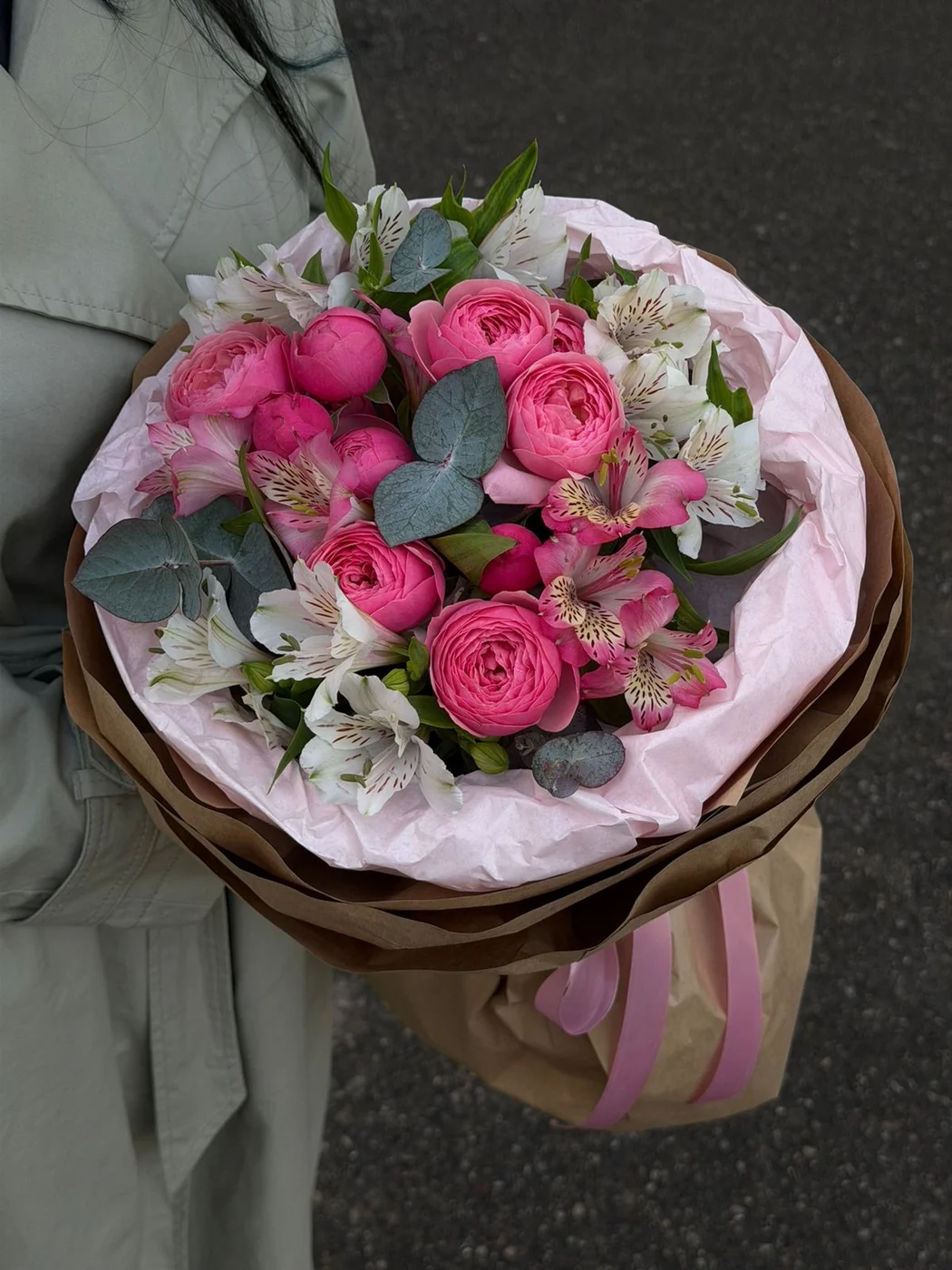 Bağ Pink Silva qızılgülü və alstromeriya