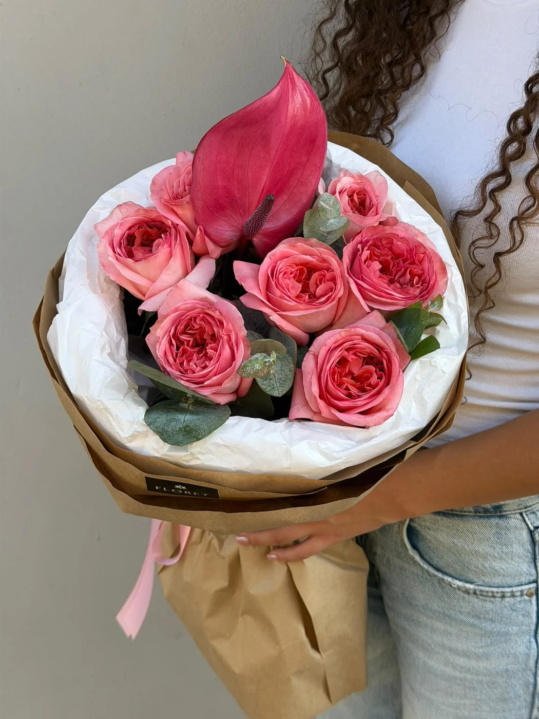 Pink Expression qızılgülü və anturium