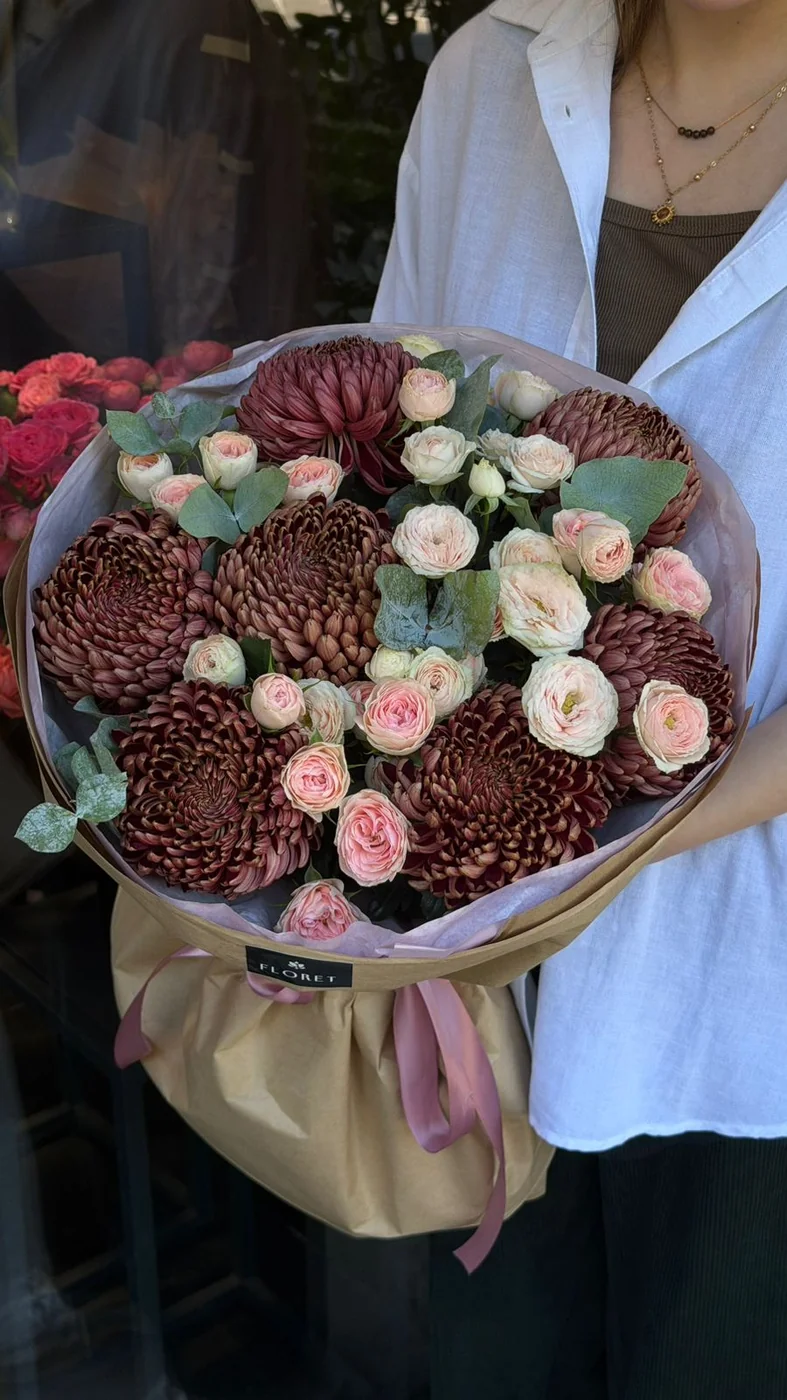 Bağ Sweet Giselle qızılgülü və Bigoudi xrizantem