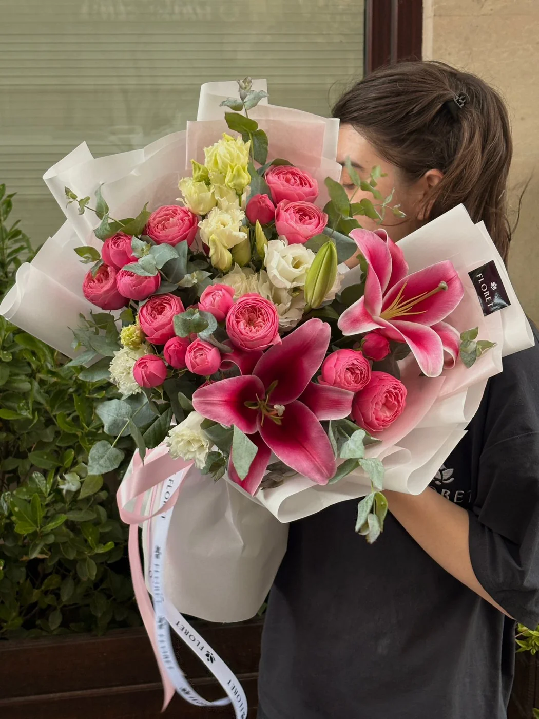 Bağ Pink Silva qızılgülü, evstoma və zanbaq