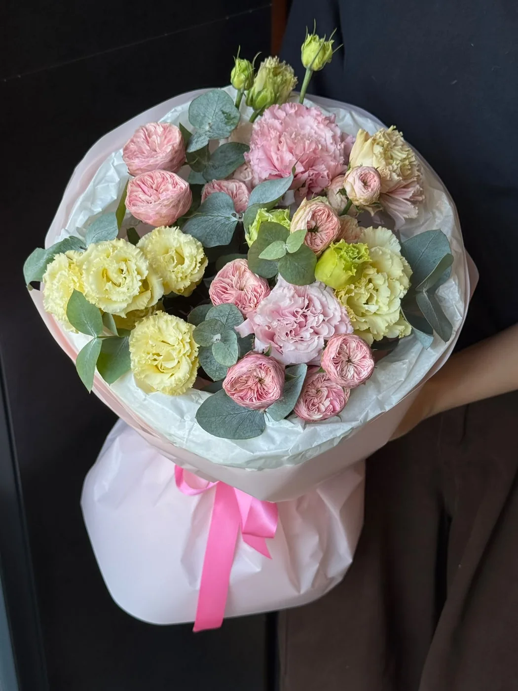 Bağ Royal Blush qızılgülü, çəhrayı evstoma, sarı evstoma və evkalipt