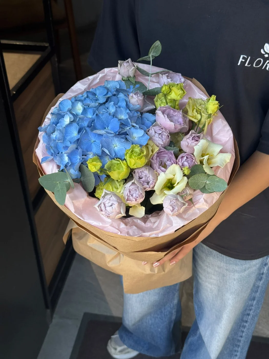 Mavi hortenziya, sarı evstoma və bağ Lavender Bubbles qızılgülü