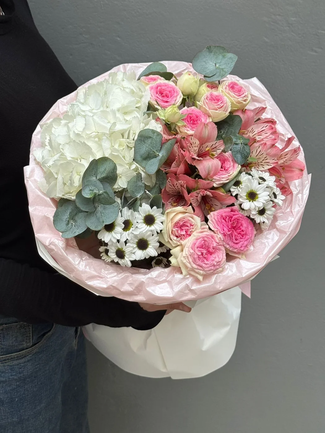 Hortenziya, alstromeriya, bağ Gelato qızılgülü və çobanyastığı