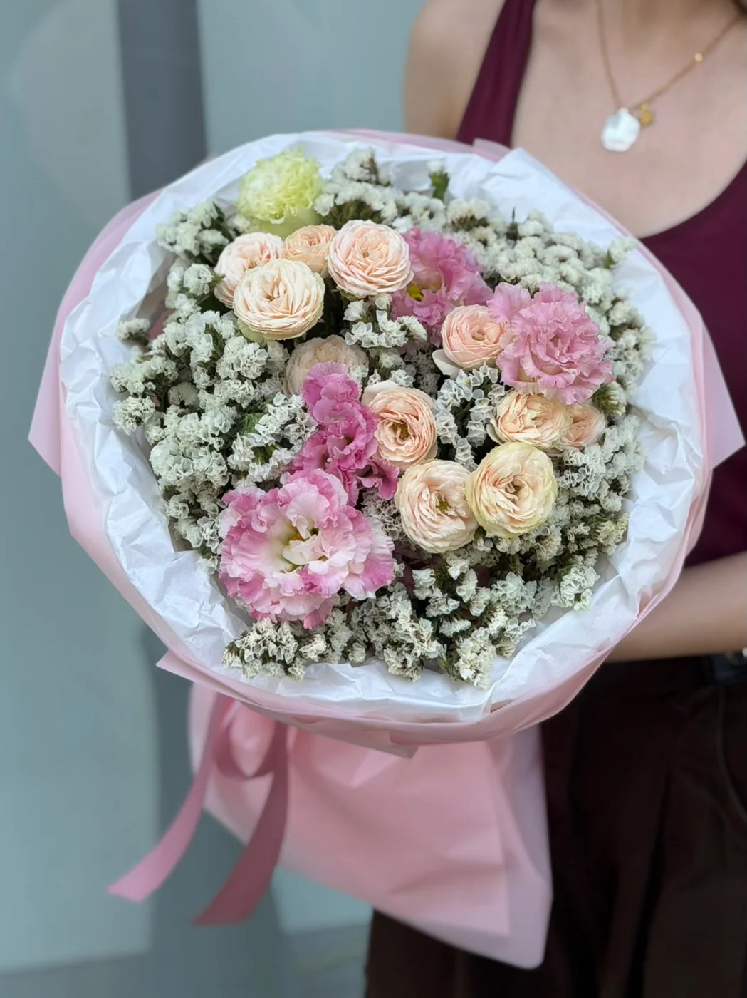Bağ Sweet Giselle qızılgülü, evstoma və statisa