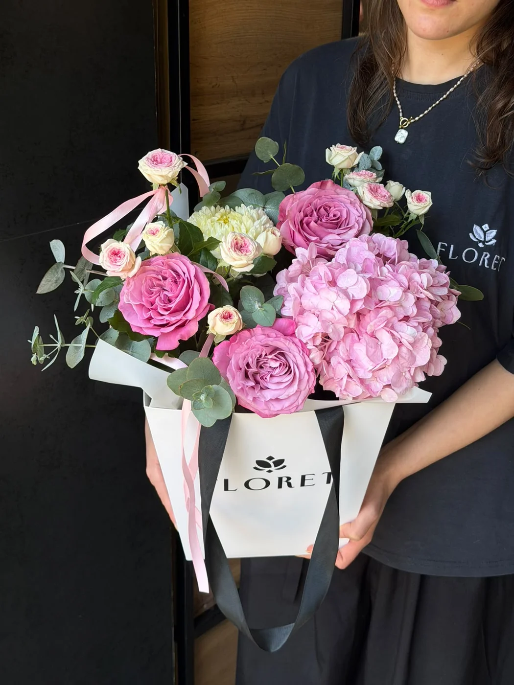 Çəhrayı Hydrangea Pink Jumbo hortenziya, bağ Gelato qızılgülü, Queens Crown və krem rəngli xrizantem