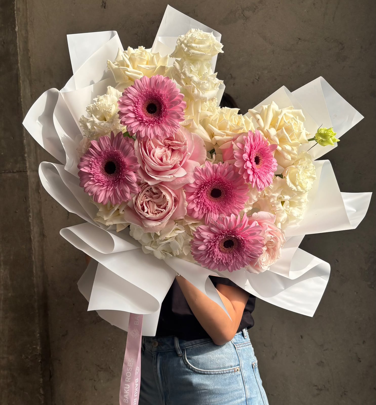 Gerber 5, Yuyi 5, Playa Blanca 5,White Hydrangea 1,Lisianthus White 3
