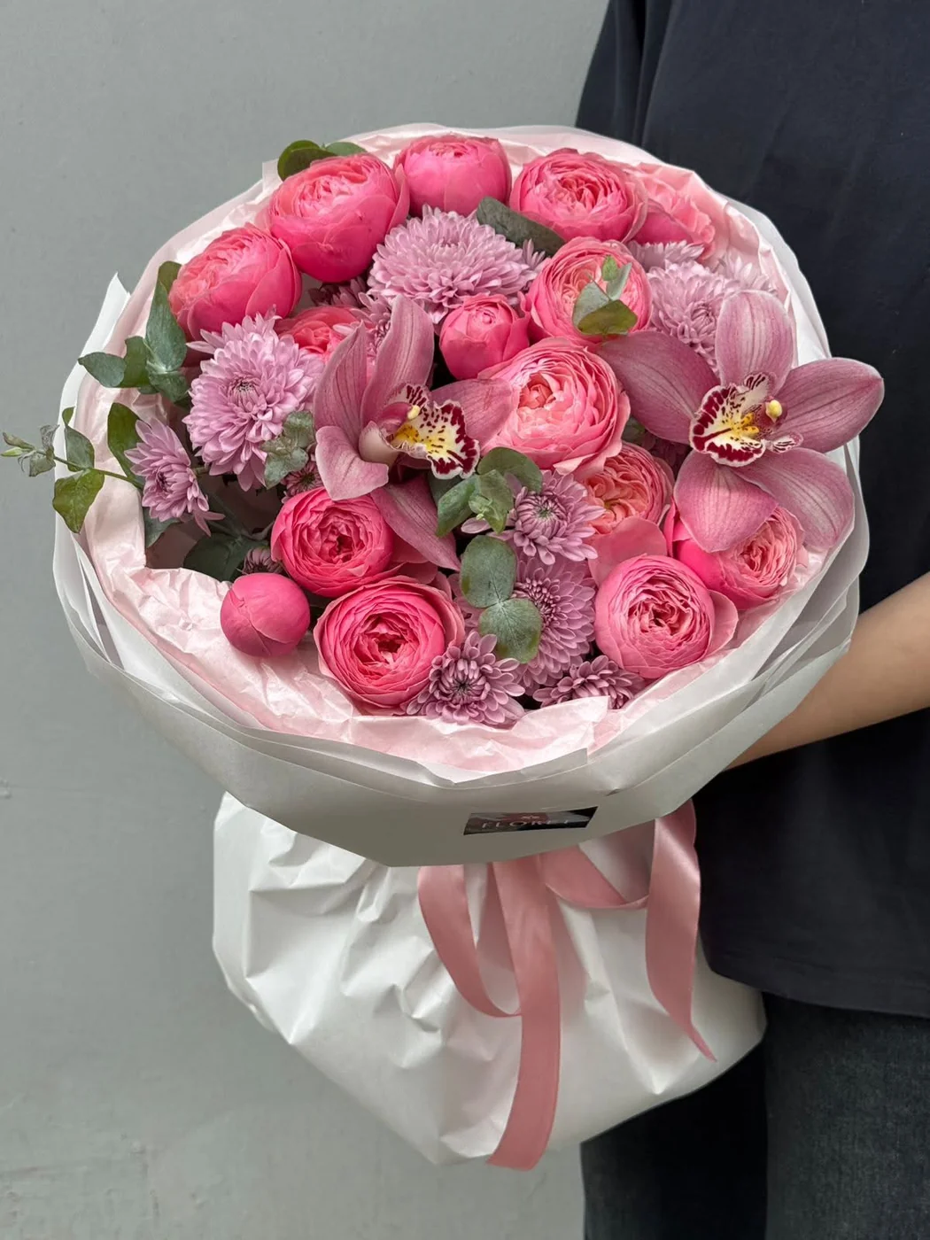 Orxideya, bağ Pink Silva qızılgülü və çəhrayı xrizantem