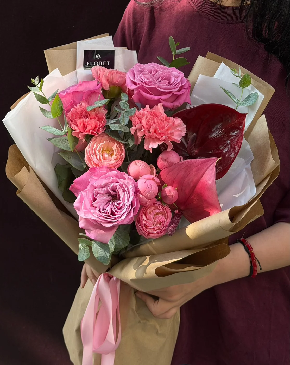 Queen Crown, bağ Pink Silva qızılgülü, çəhrayı qərənfil, qırmızı anturium və çəhrayı anturium