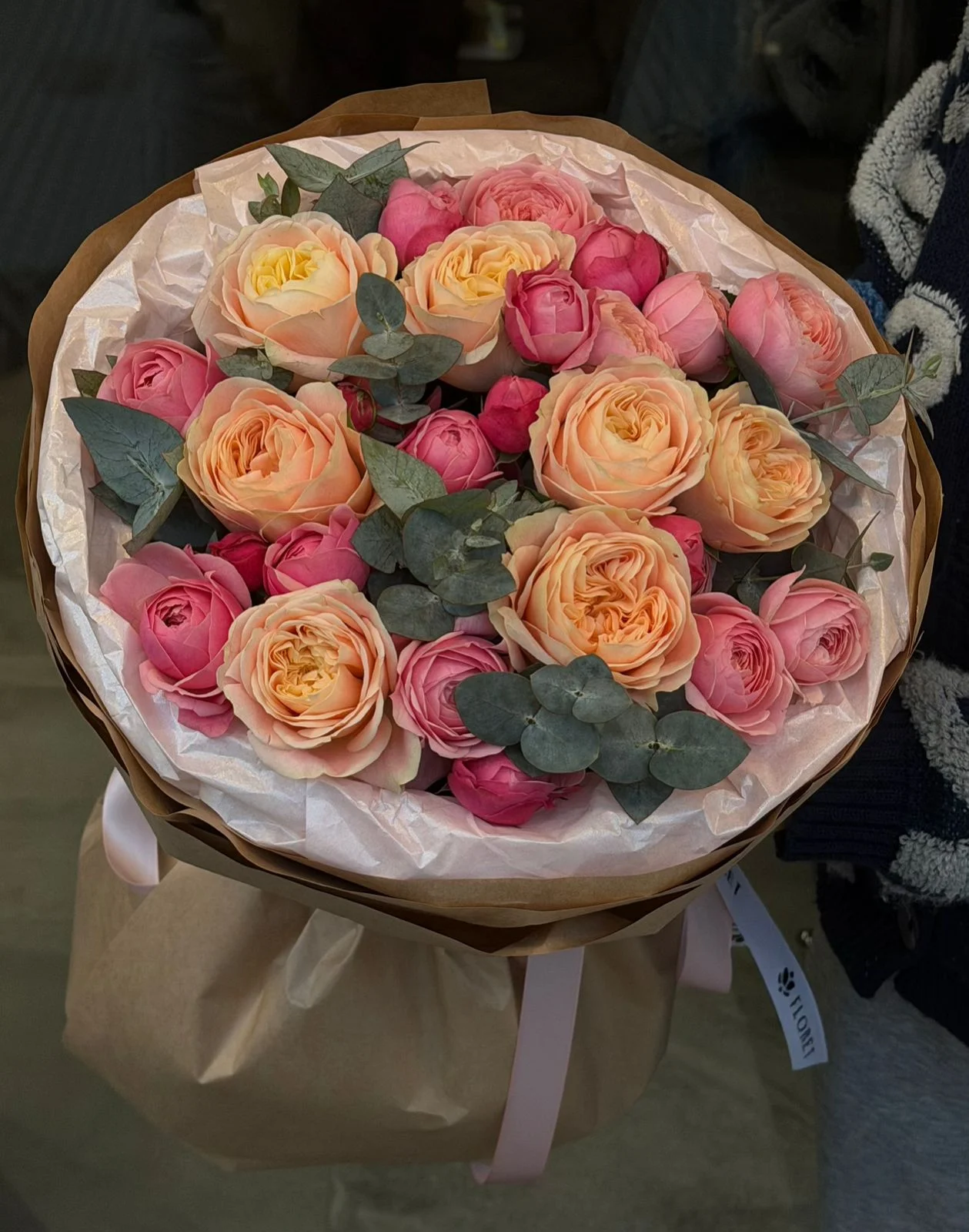 Bağ Pink Silva qızılgülü və Priscilla qızılgülü