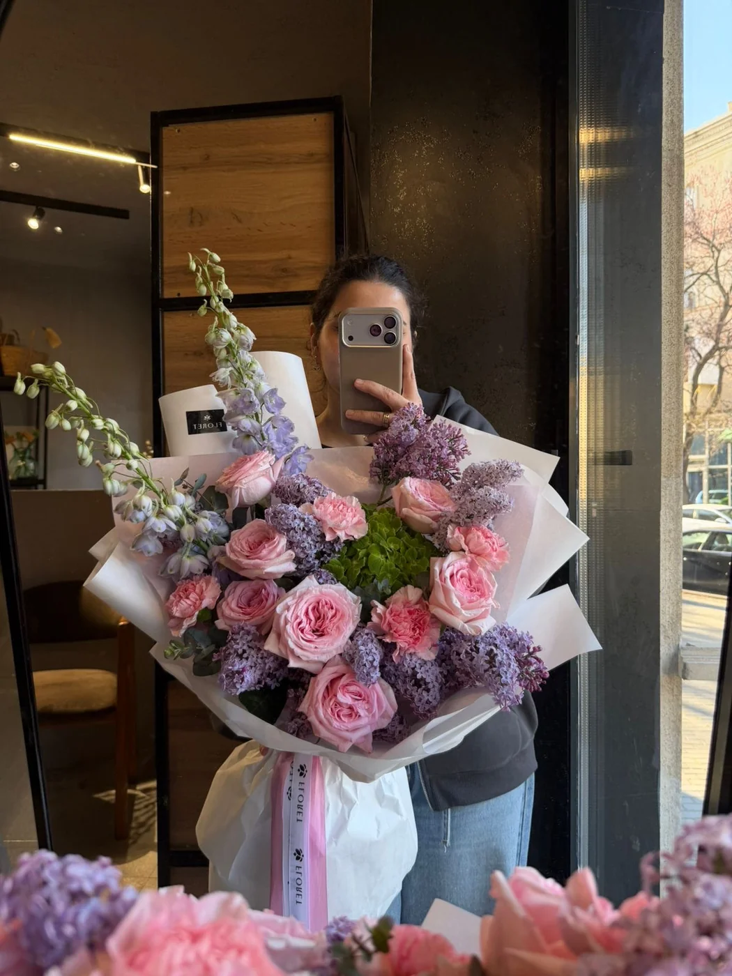 Pink O’Hara qızılgülü yasəmən hortenziya və qərənfil