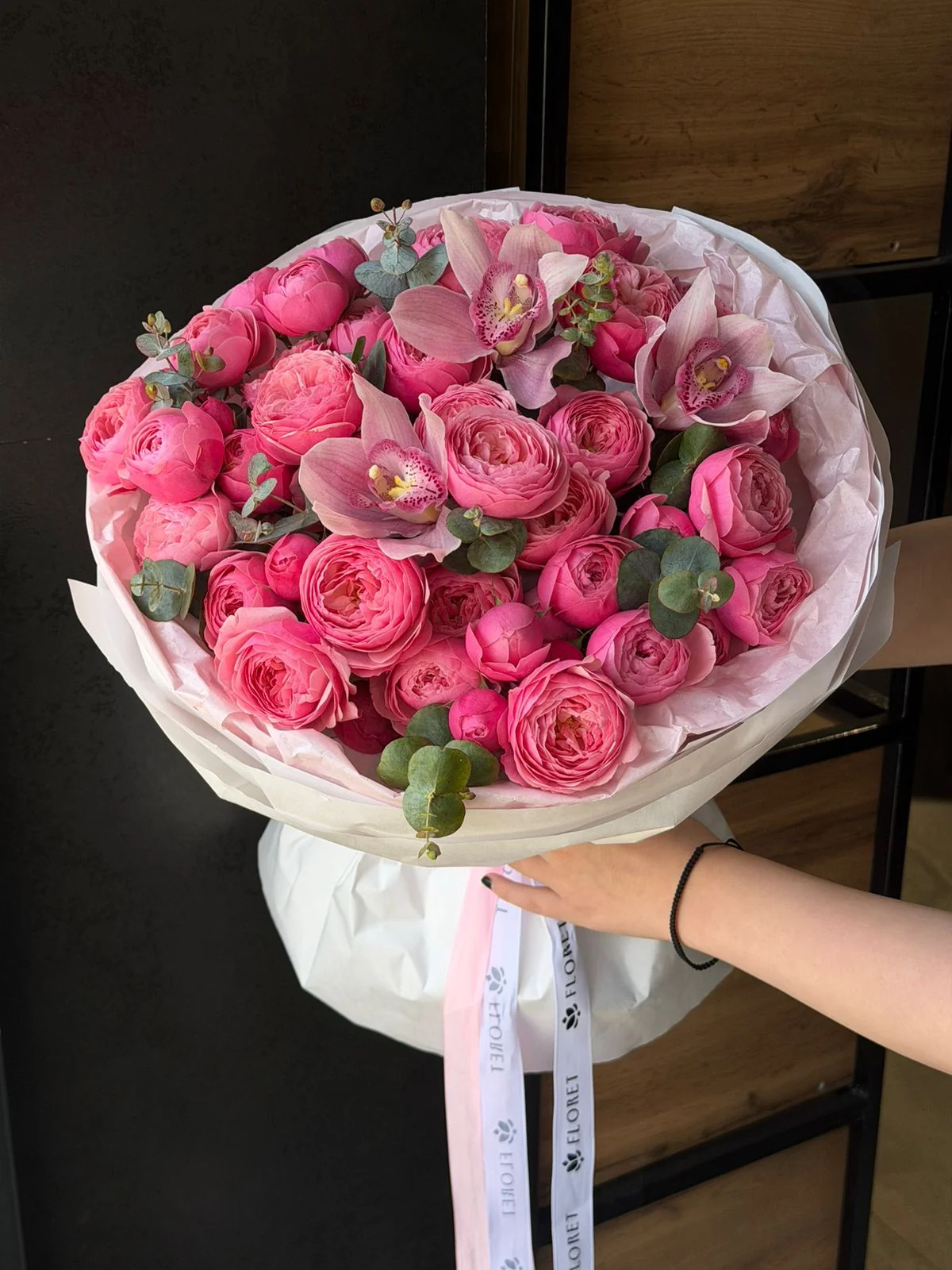 Bağ Pink Silva qızılgülü və Cymbidium orxideya