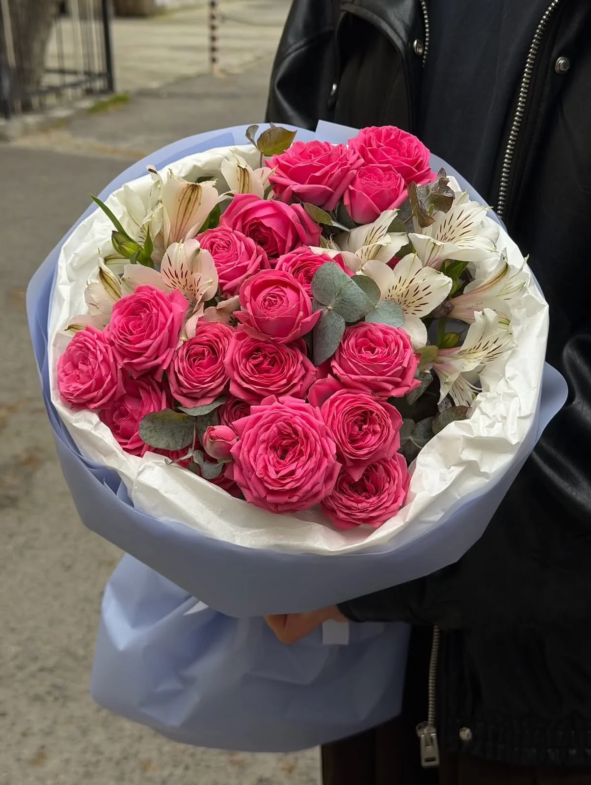 Bağ Pink Giselle qızılgülü və alstromeriya