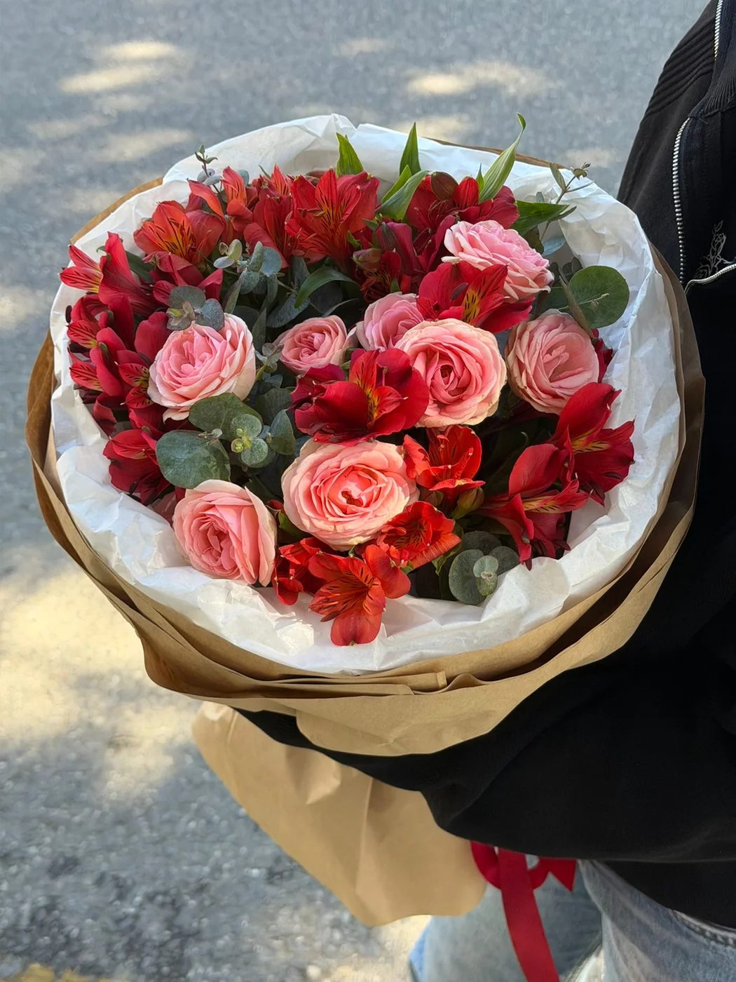 Bağ Sweet Giselle qızılgülü və alstromeriya