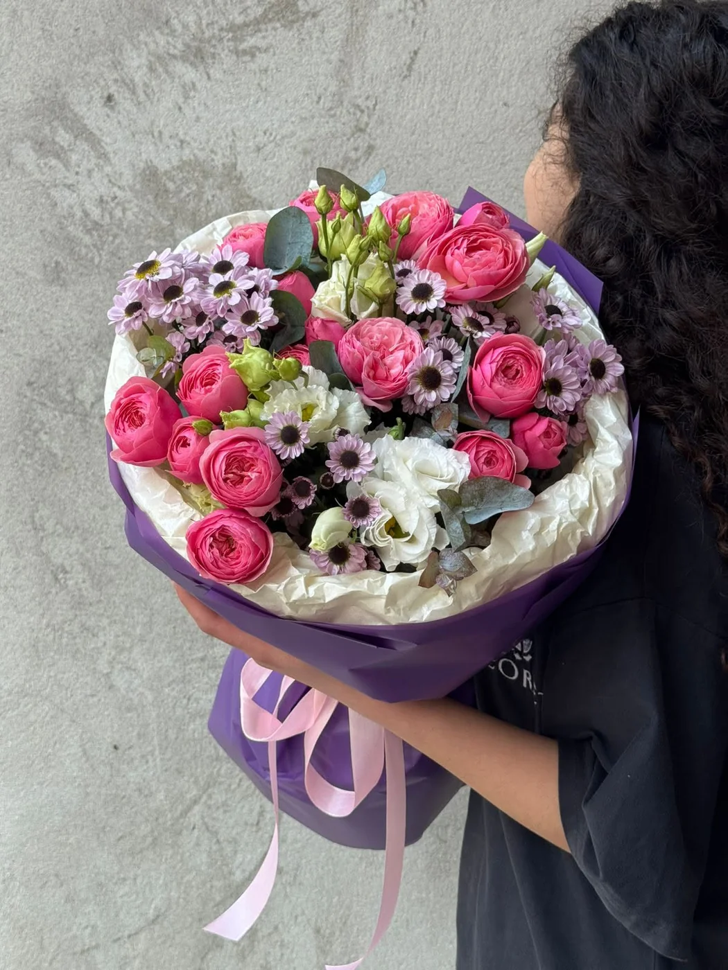 Bağ Pink Silva qızılgülü, çobanyastığı və evstoma