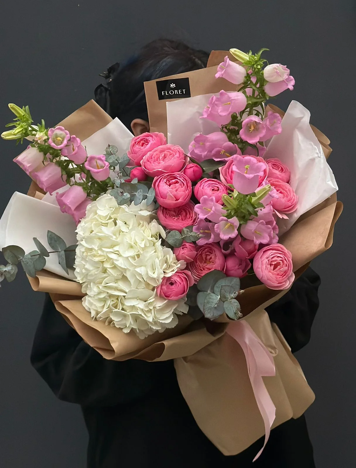 Bağ Pink Silva qızılgülü, hortenziya və kampanula