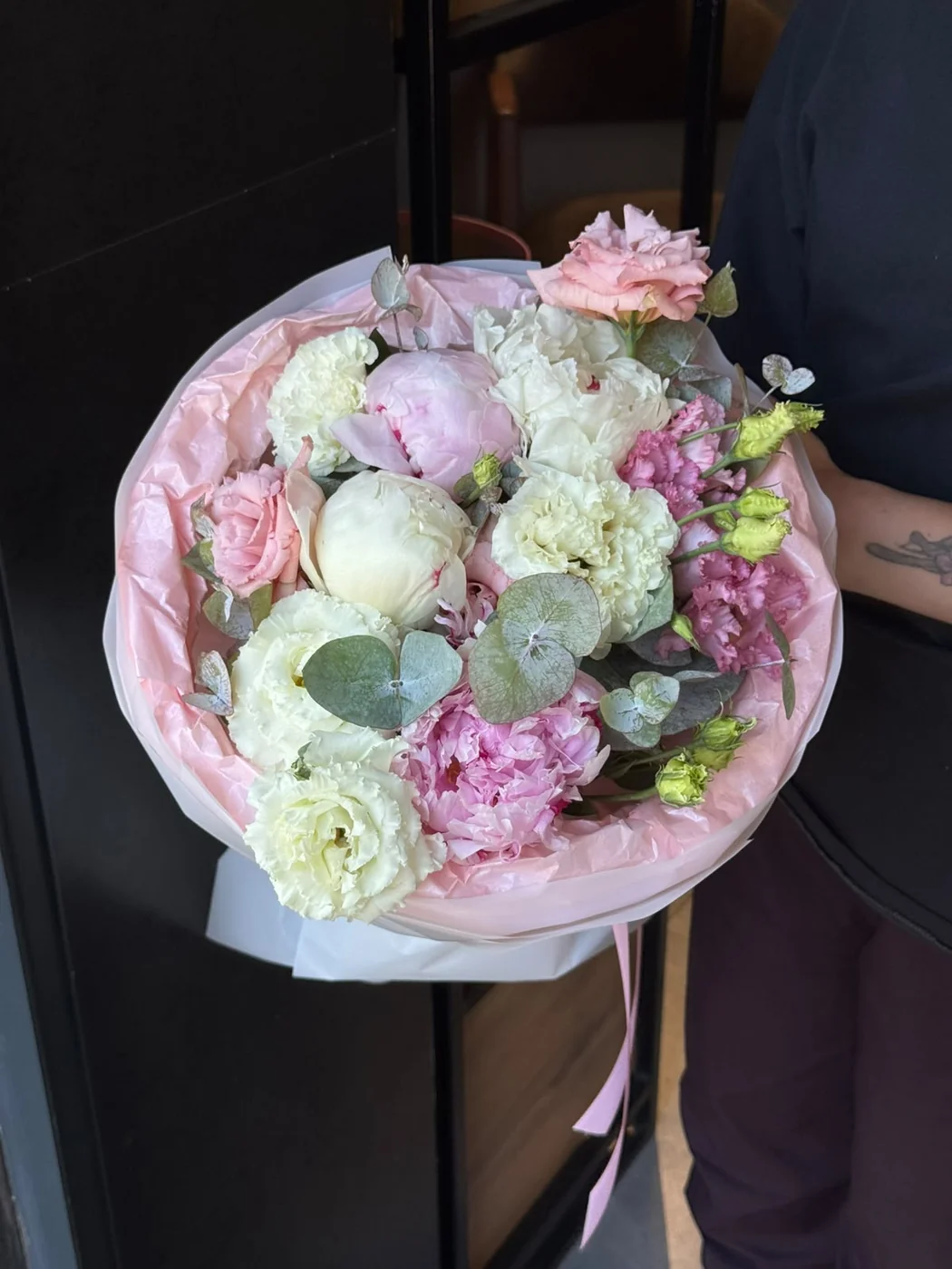 White Eustoma, Pink Eustoma, Sarah Bernhardt Peony, White Peony və evkalipt