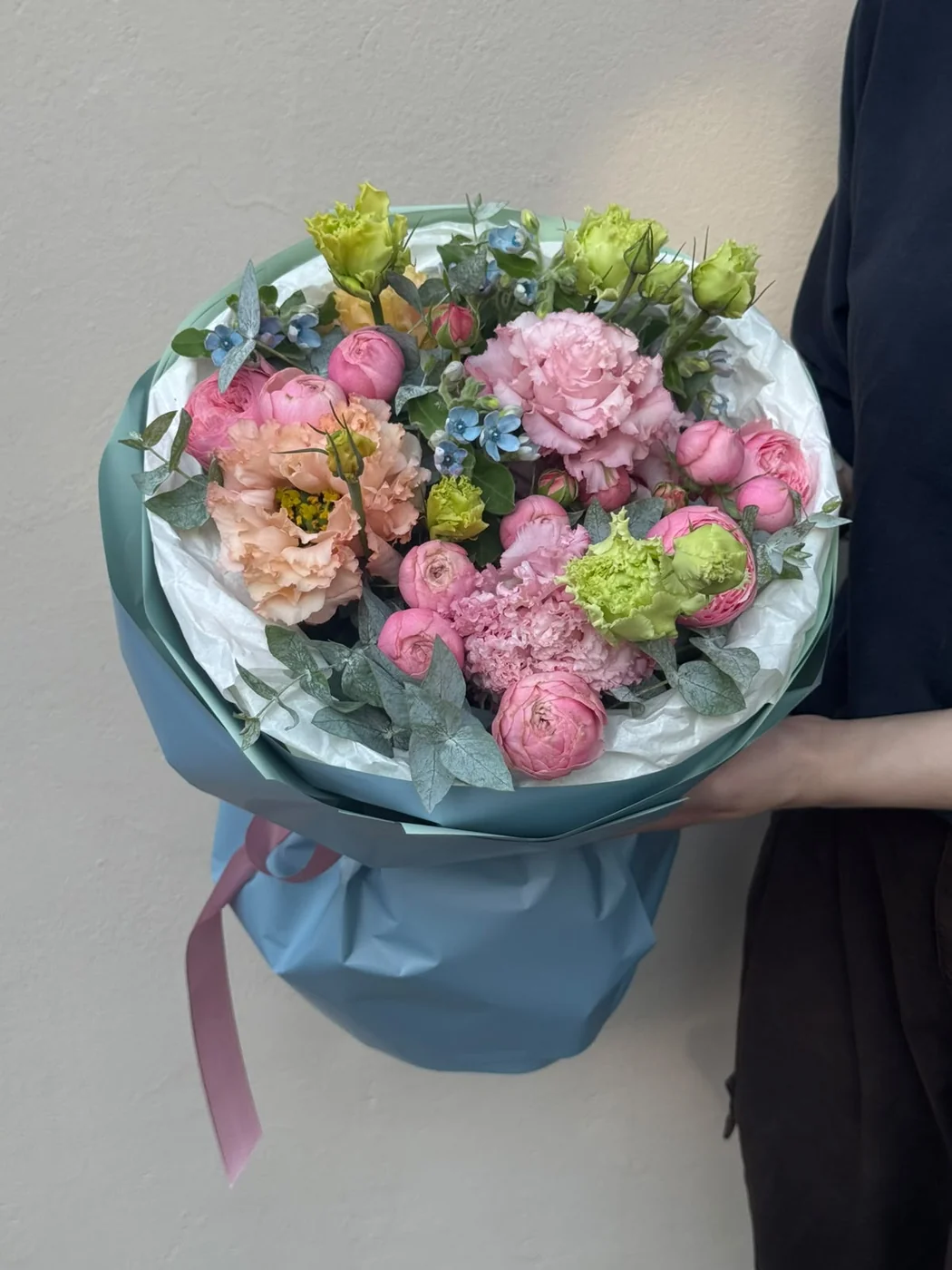 Bağ Pink Silva qızılgülü, çəhrayı evstoma və oksipetalum