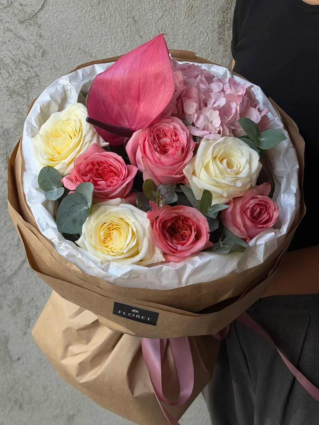 Çəhrayı hortenziya, çəhrayı anturium, Candle Light qızılgülü və Pink Expression qızılgülü