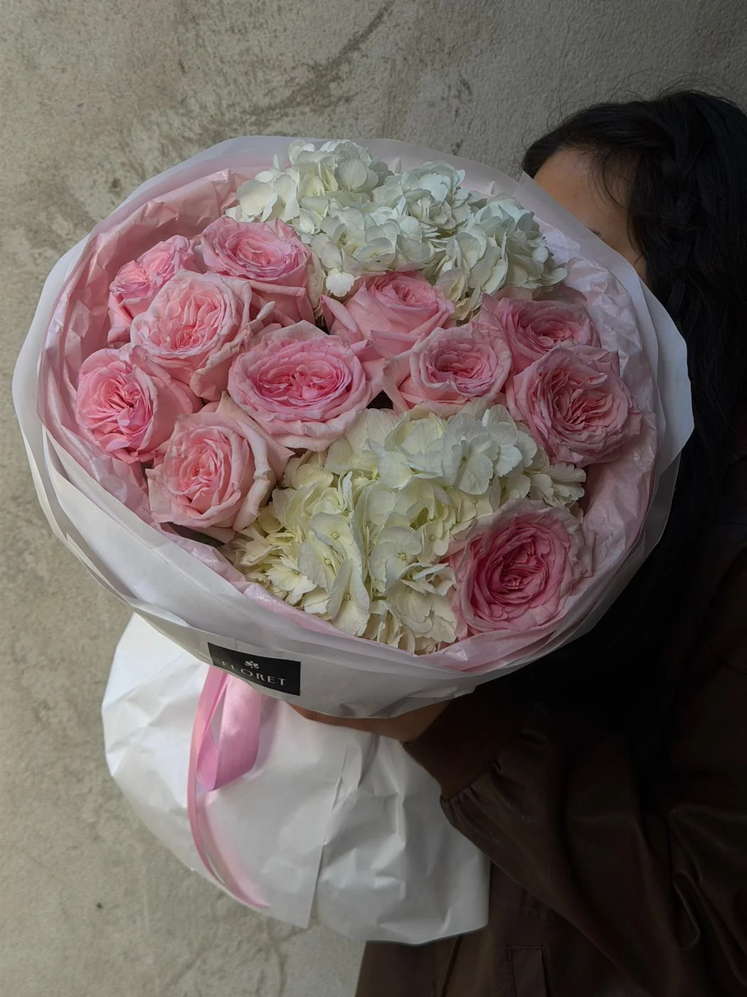 Pink O'hara qızılgülü və ağ hortenziya
