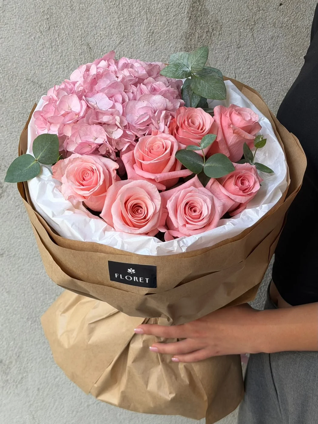 Be Sweet qızılgülü və çəhrayı hortenziya