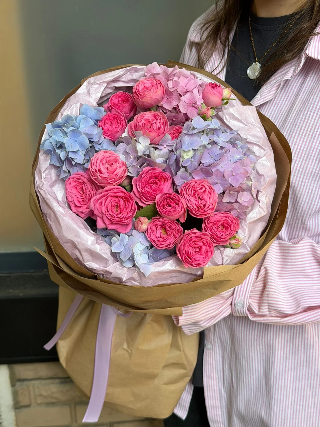 Giselle Pink qızılgülü və Gabala hortenziya