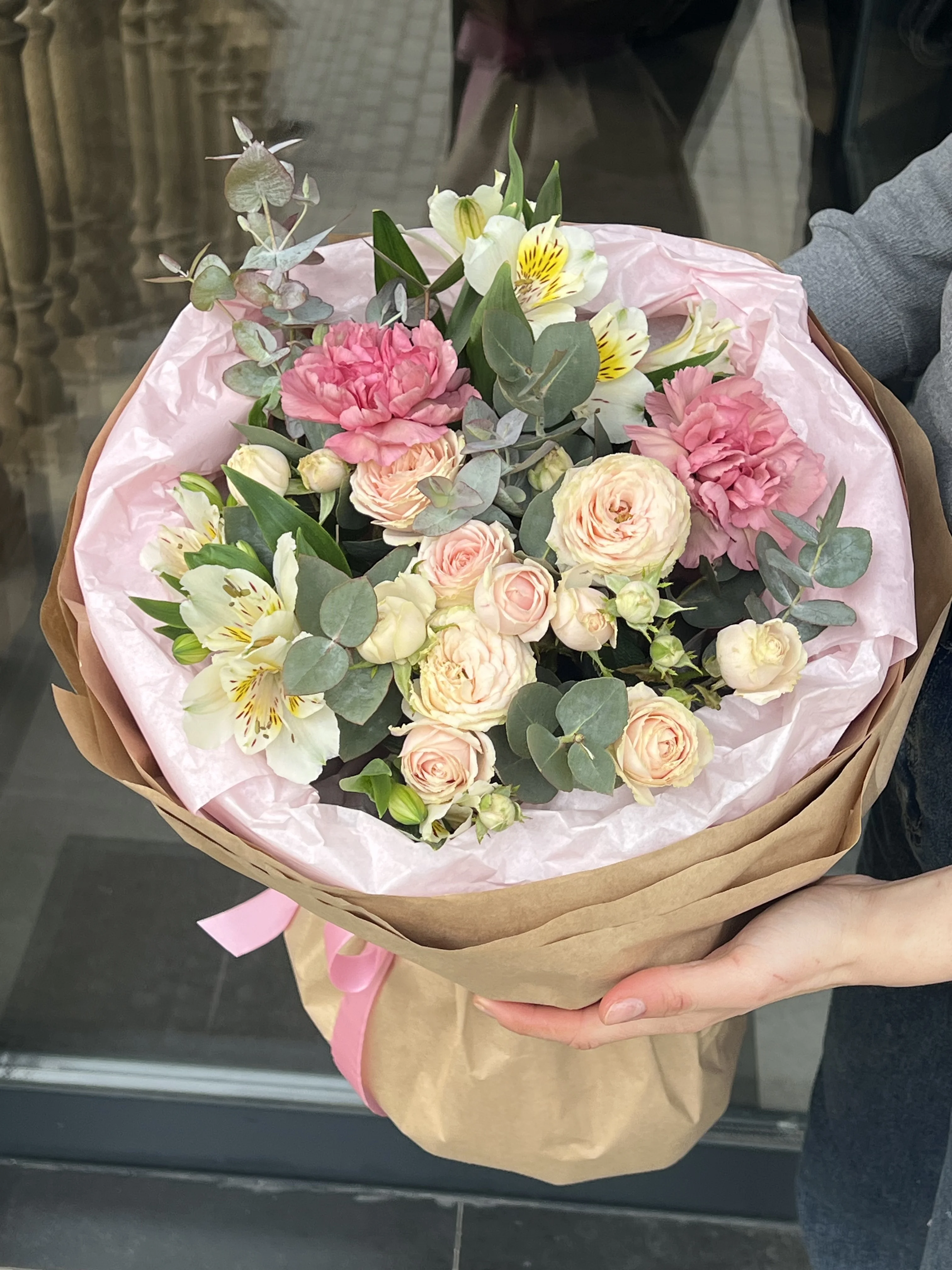 Bağ Sweet Giselle qızılgülü, alstromeriya və qərənfil