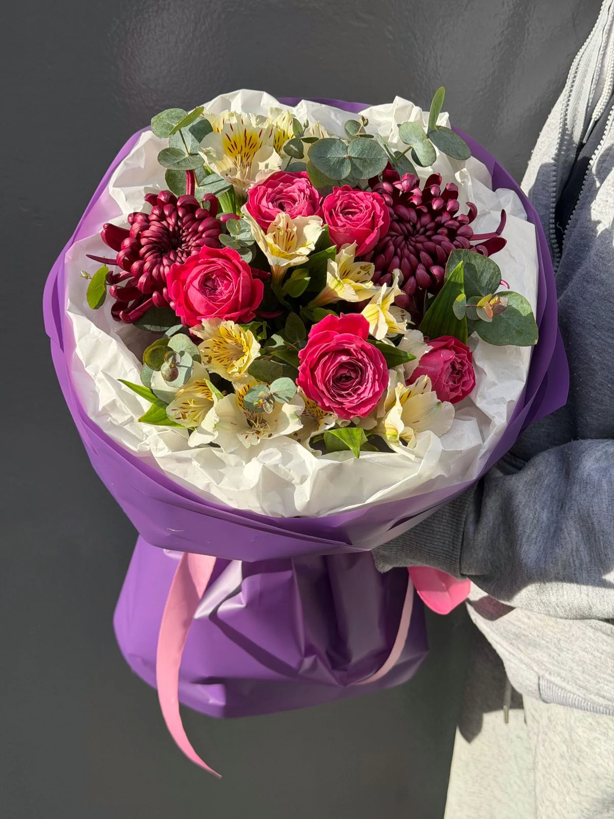 Bağ Purple Silva qızılgülü, Bigoudi xrizantem və alstromeriya