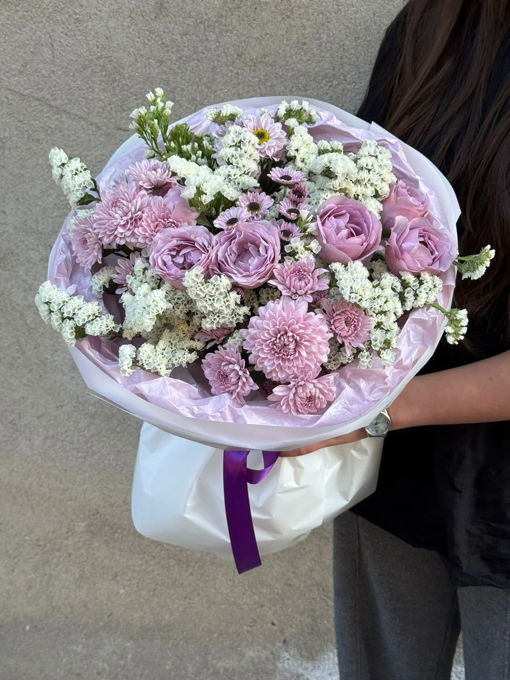 Bağ Lavender Bubbles qızılgülü, statisa, çobanyastığı və bağ xrizantem