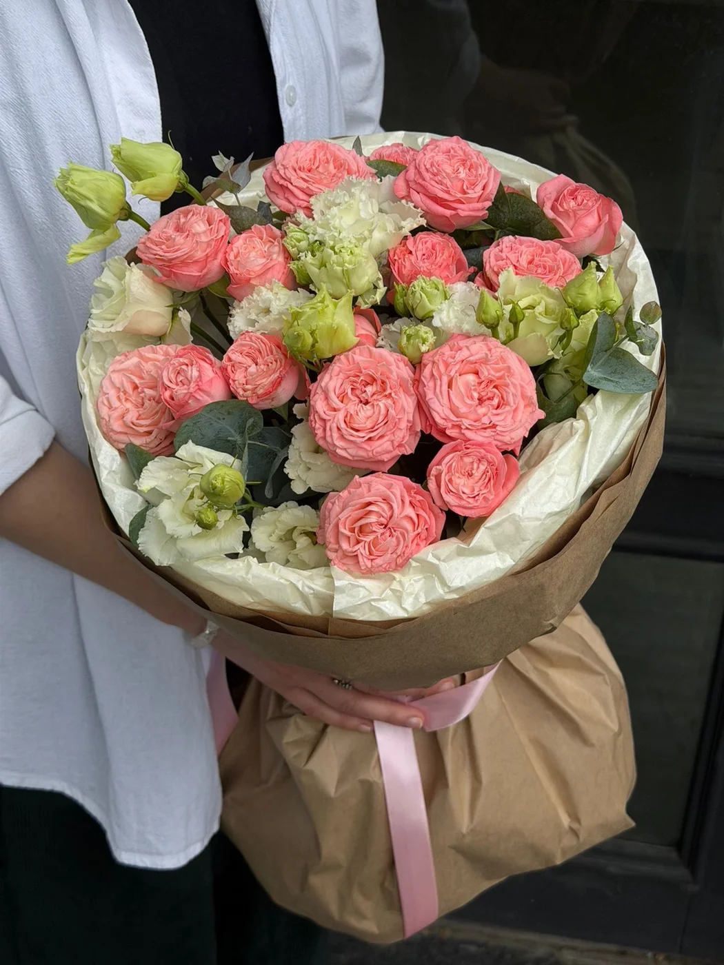 Bağ madam bombastic qızılgülü və eustoma