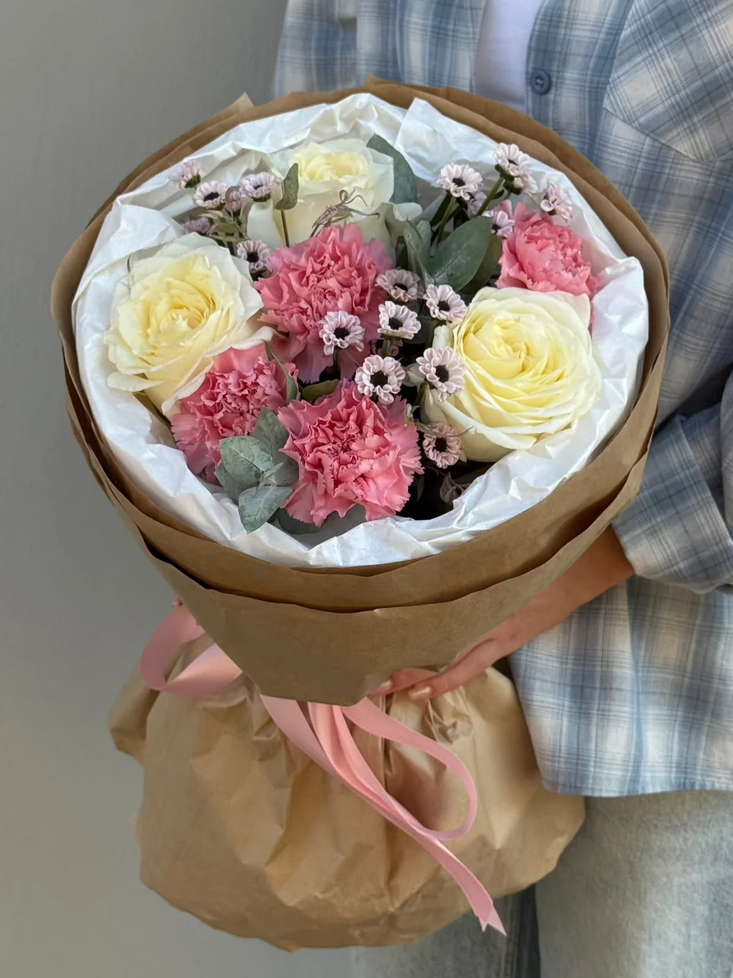 Candle Light qızılgülü, Candy Pink qərənfil və çəhrayı çobanyastığı