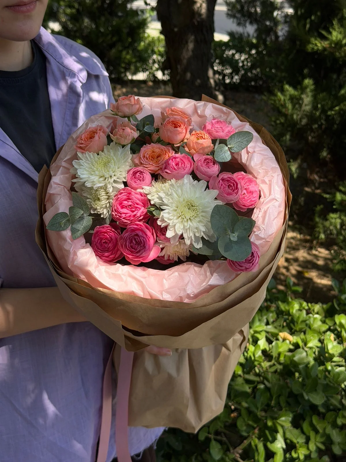 Giselle Pink qızılgülü, Orange Romantic qızılgülü və ağ bağ xrizantem