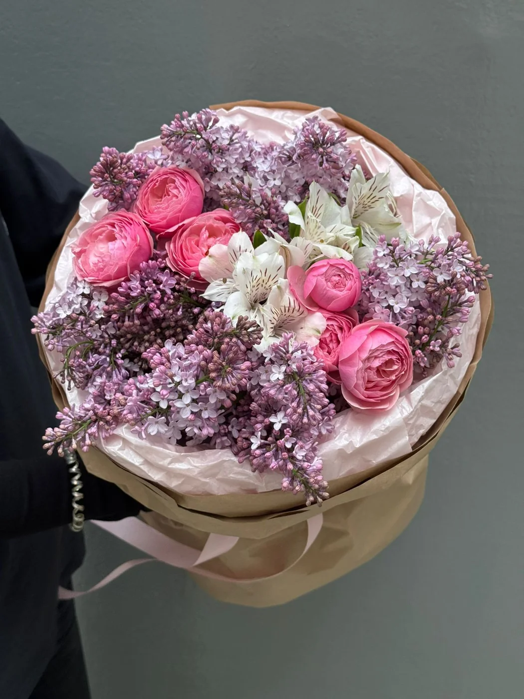 Yasəmən, alstromeriya və bağ Pink Silva qızılgülü