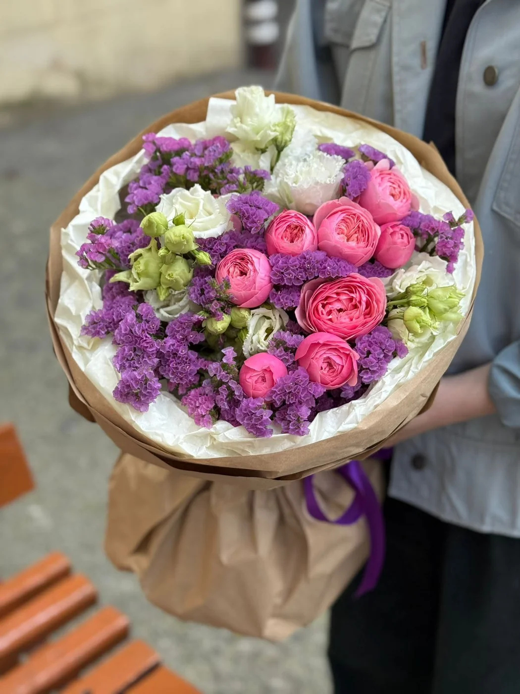 Bağ Pink Silva qızılgülü və evstoma