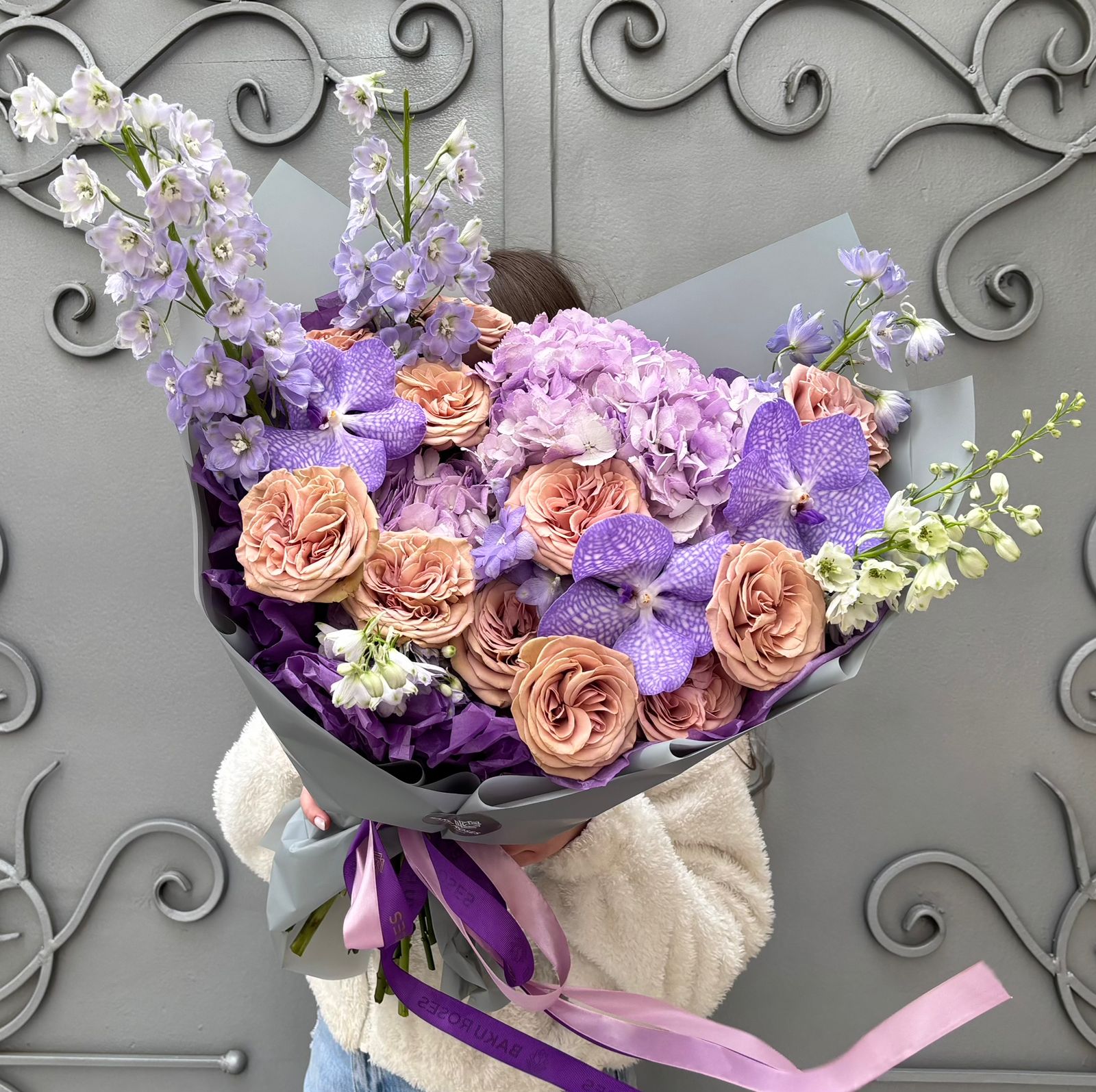 Mocca Rose 11, Hydrangea Purple 2, Delphinium Lilac 3, Delphinium White 2,Vanda 3
