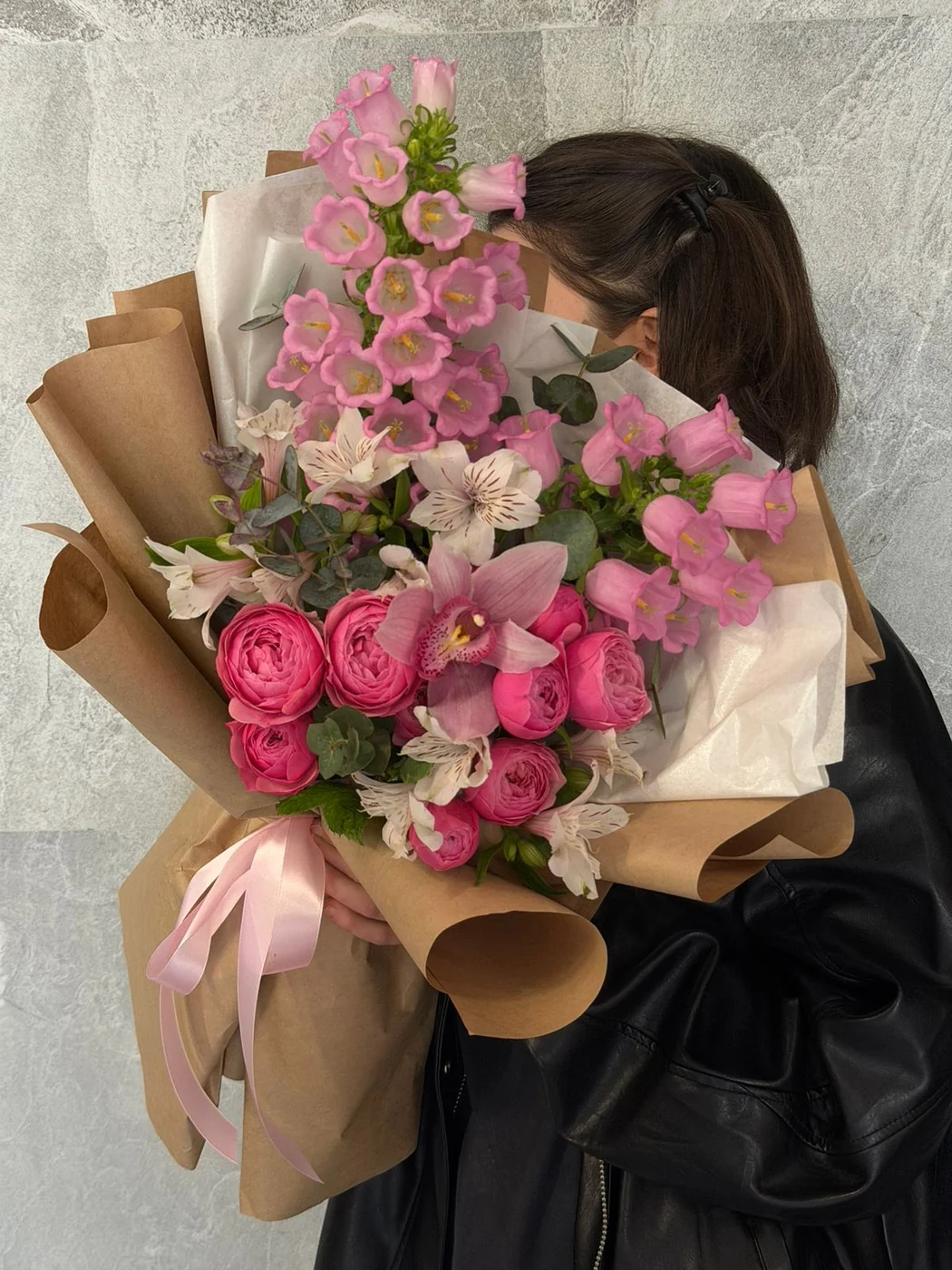 Bağ Pink Silva qızılgülü, kampanula, alstromeriya və orxideya